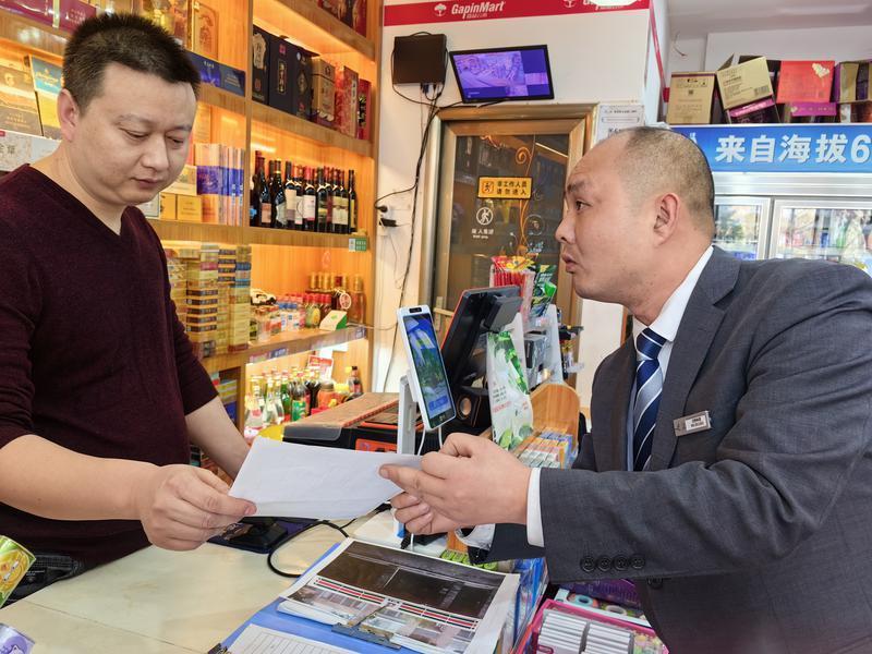 30天 37428条消息 58面锦旗 物业客服经理获业主一致点赞背后的故事