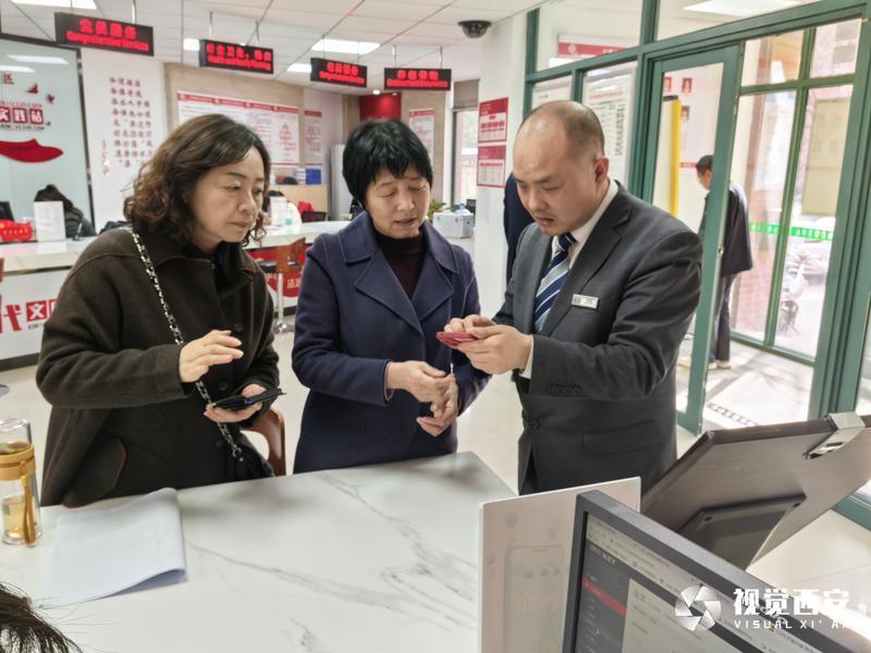 30天 37428条消息 58面锦旗！物业客服经理获业主一致点赞背后的故事