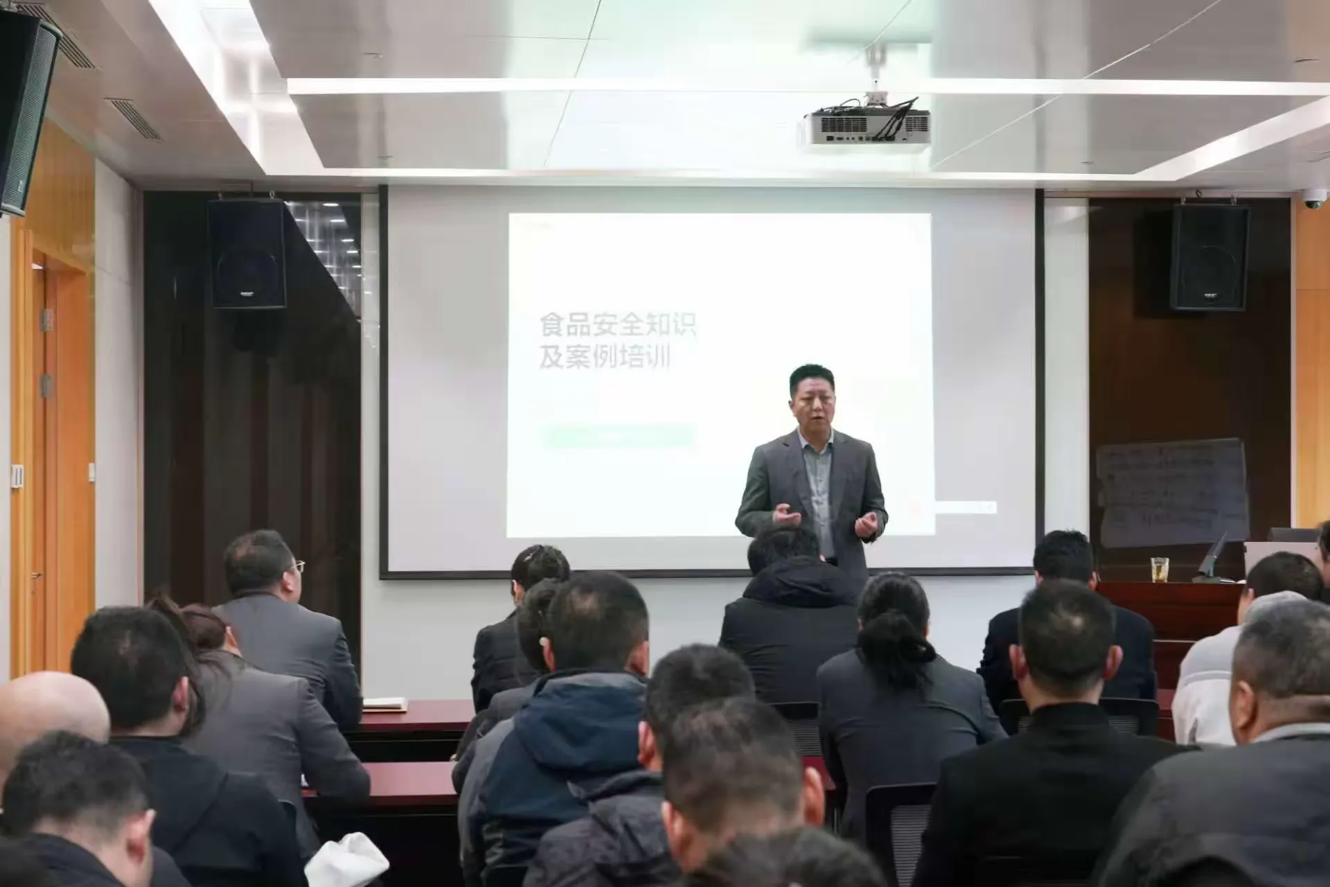 筑牢安全防线 夯实服务根基 经发物业组织开展餐饮食品安全专项培训