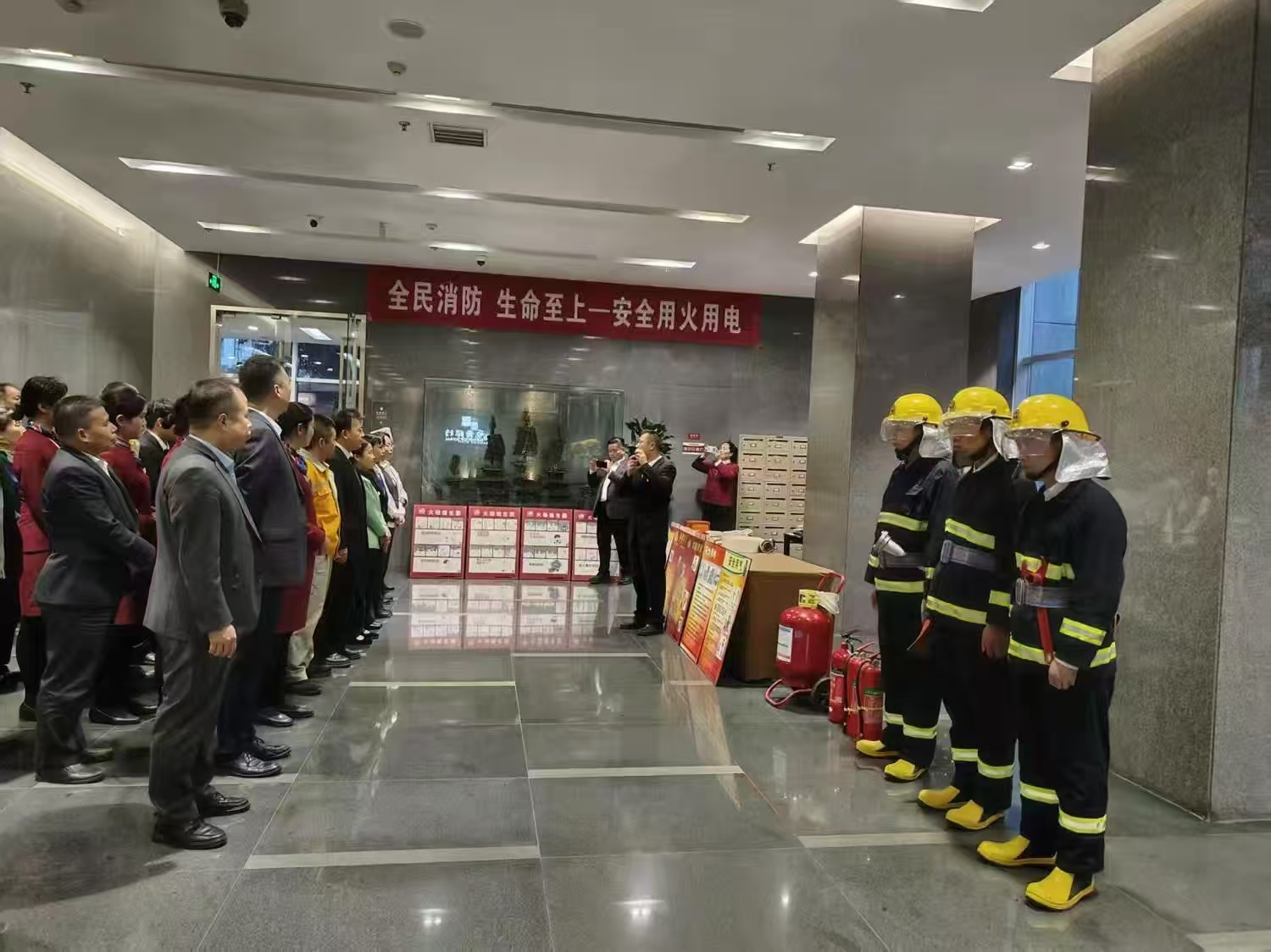 筑牢消防防线 共建平安家园 经发物业开展2025消防宣传月系列活动