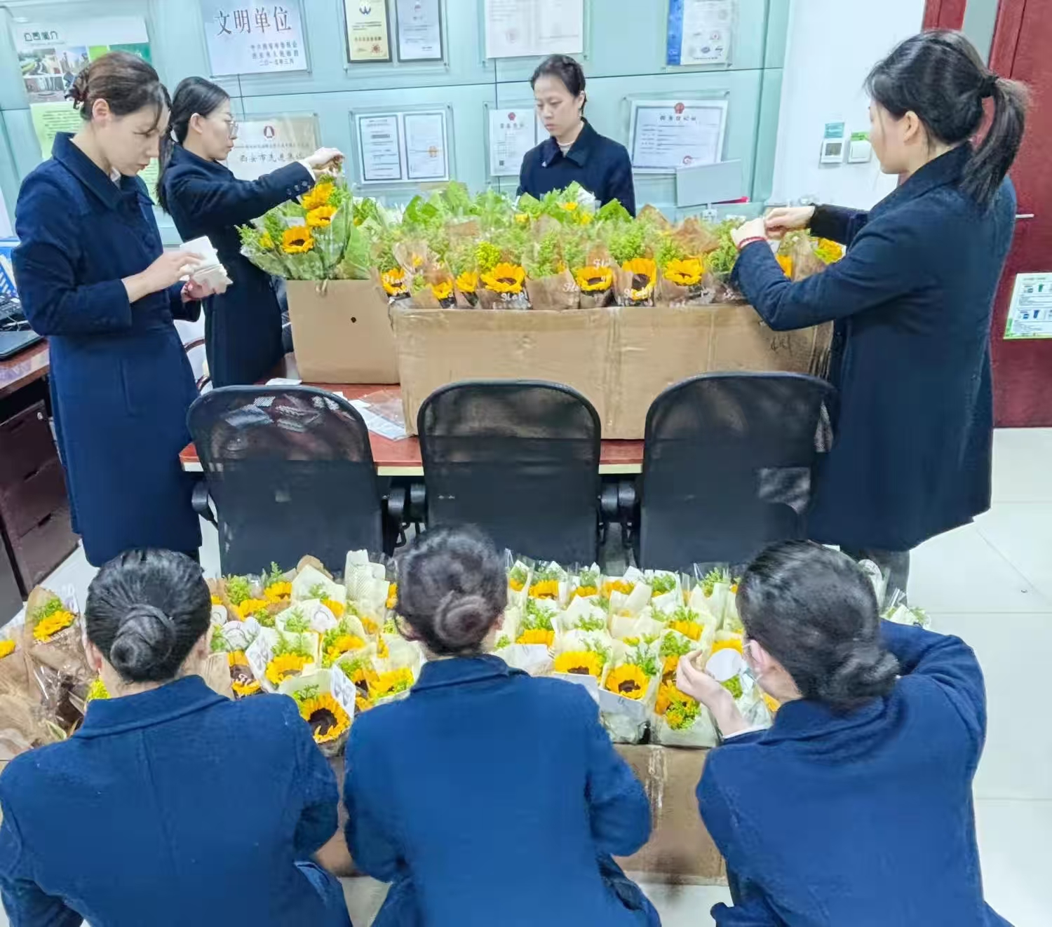 芳菲三月暖 经发物业妇女节关怀活动显温情