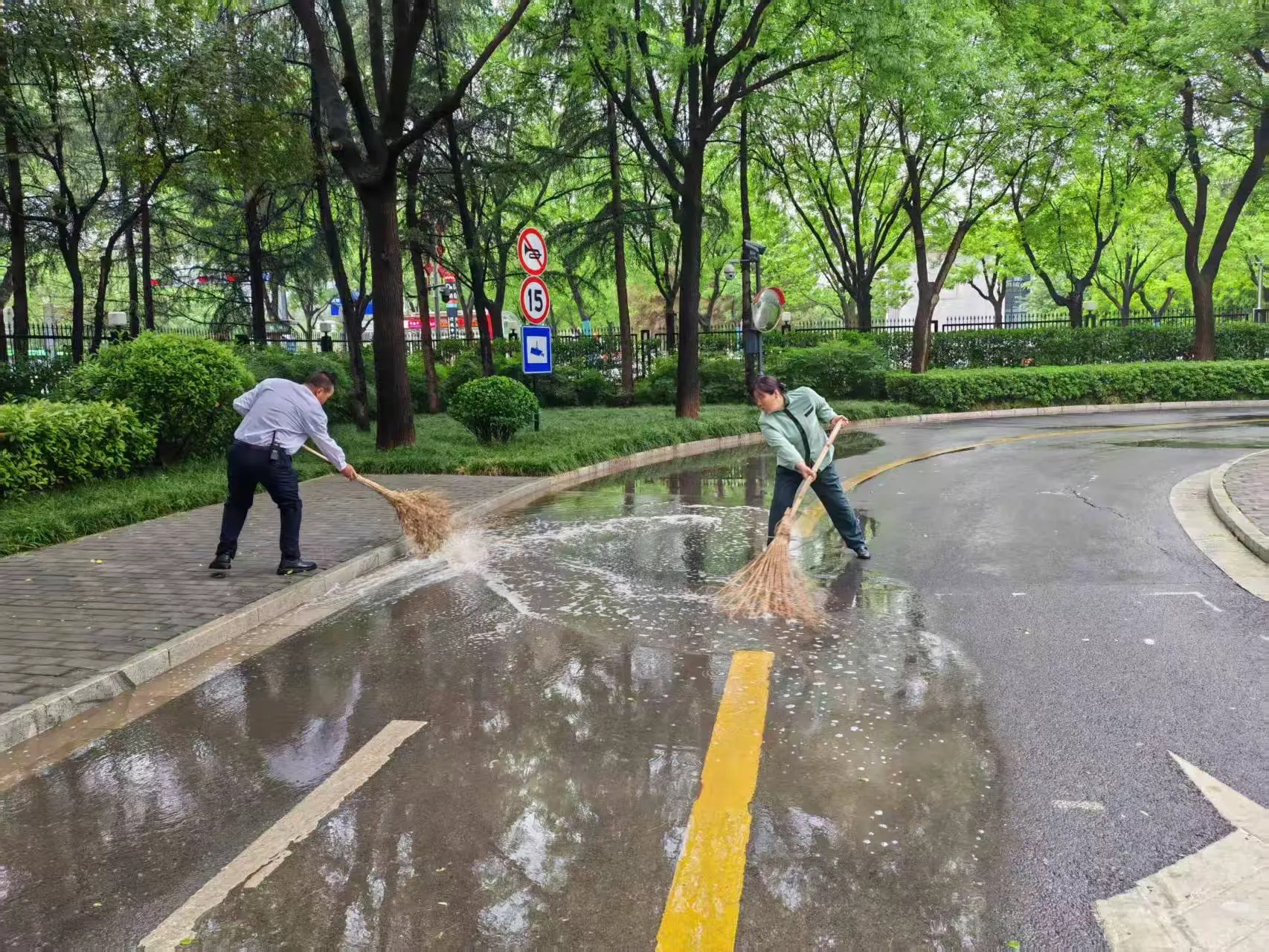 风雨守护 经发物业全力做好雨天防范工作
