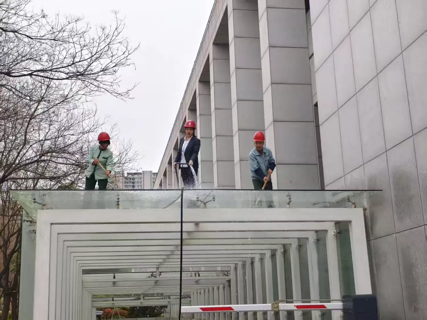 焕新品质空间 经发物业开启深度清洁行动