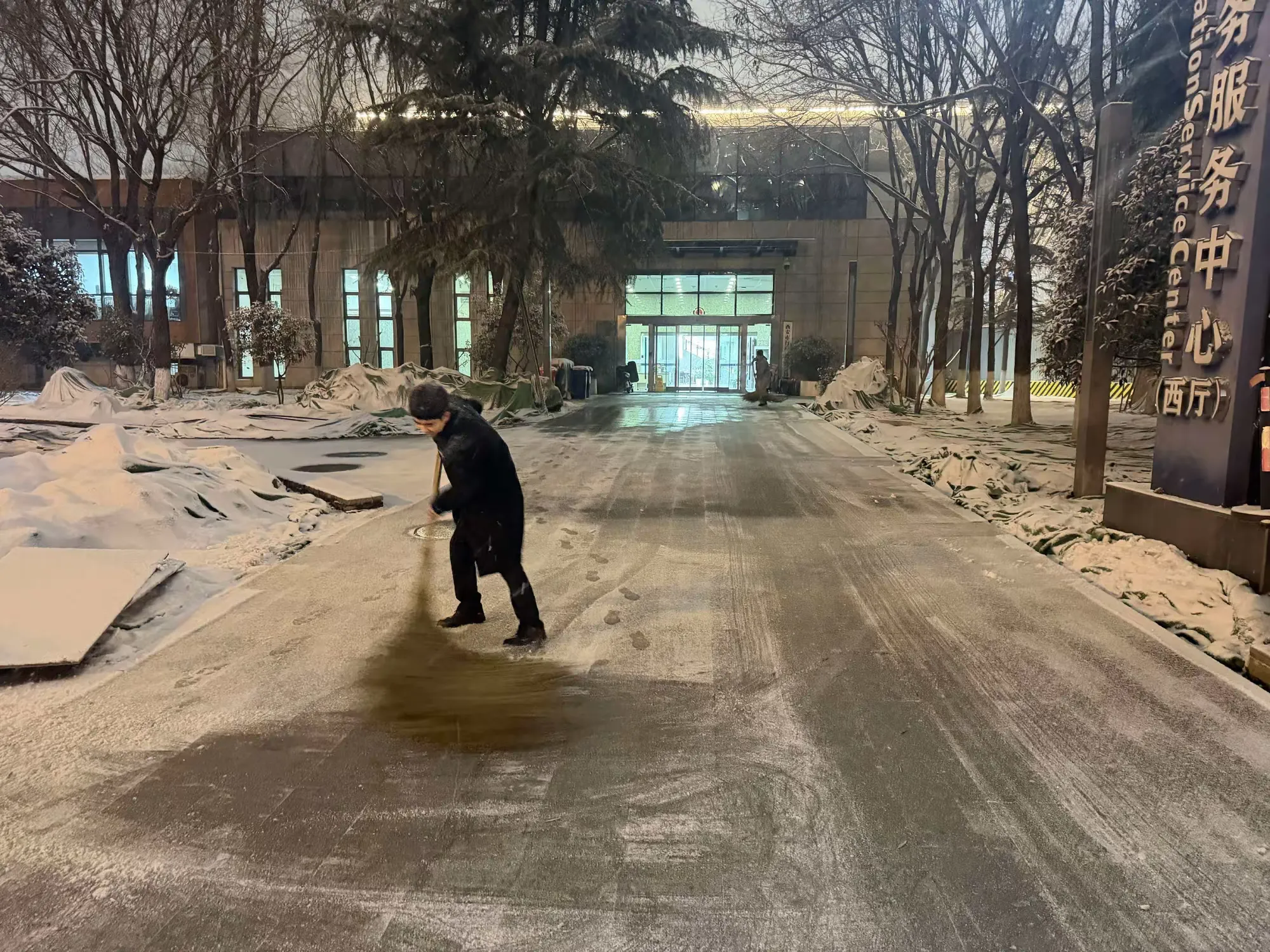 风雪夜归人：经发物业的“不眠扫雪战”